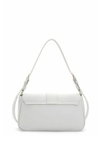 Bolso de mano de cuero blanco con una correa corta, forma rectangular, superficie texturizada y cierre con solapa plana. Presenta acentos de hardware dorado minimalista.