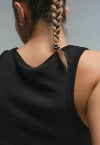 Čierny bezrukávový tank top s okrúhlym výstrihom a voľným strihom, so švovými detailmi a hladkou, matnou textúrou.