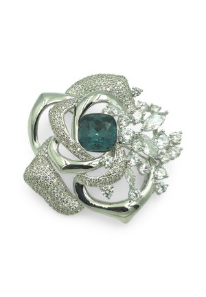 Spilla floreale in tono argento con una pietra centrale di colore teal, circondata da strass trasparenti e spirali metalliche texturizzate.