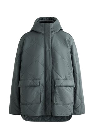 Giacca verde trapuntata con collo alto, chiusura frontale con zip e due grandi tasche a patta. Presenta una finitura morbida e testurizzata.