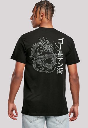Schwarzes T-Shirt mit kurzen Ärmeln, das ein großes weißes Drachendesign und japanischen Text auf dem Rücken zeigt. Weicher Baumwollstoff mit lockerer Passform.
