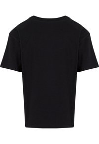 Camiseta negra de manga corta con cuello redondo, forma relajada y tela de algodón suave, sin patrones ni acentos visibles.