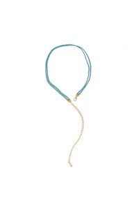 Turkusowy naszyjnik na podwójnym sznurku z złotymi elementami i odpinanym łańcuszkiem. Posiada gładką teksturę i minimalistyczny design.