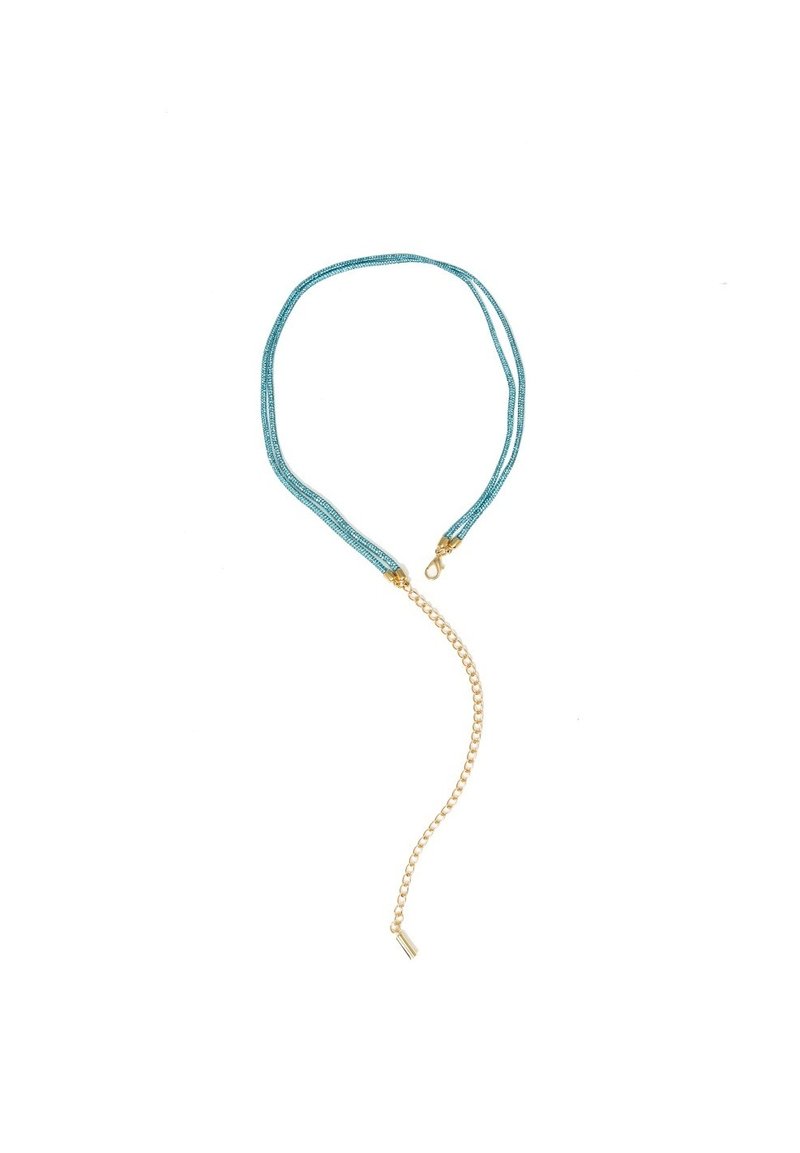 Turkusowy naszyjnik na podwójnym sznurku z złotymi elementami i odpinanym łańcuszkiem. Posiada gładką teksturę i minimalistyczny design.