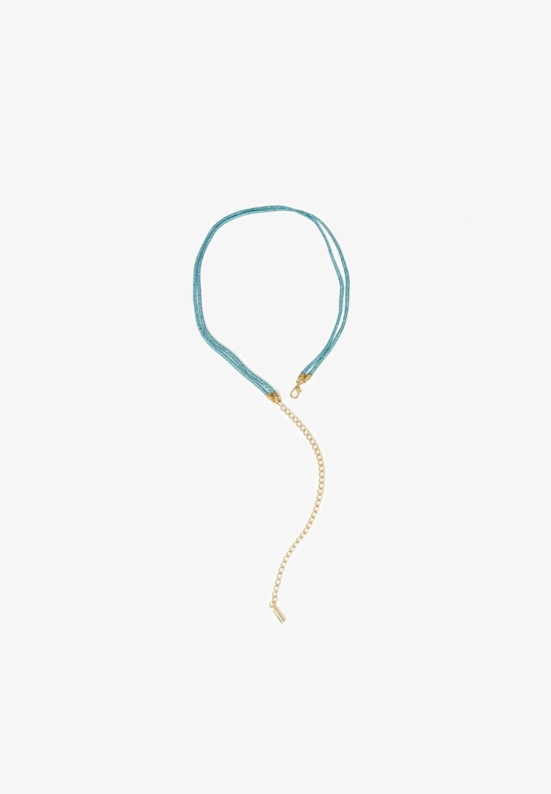 Turkusowy naszyjnik na podwójnym sznurku z złotymi elementami i odpinanym łańcuszkiem. Posiada gładką teksturę i minimalistyczny design.