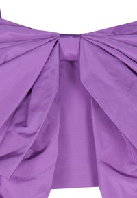 Dettaglio in tessuto lavanda a forma di fiocco con pieghe stratificate, texture liscia e forma ampia e simmetrica sul retro, creando un aspetto voluminoso.