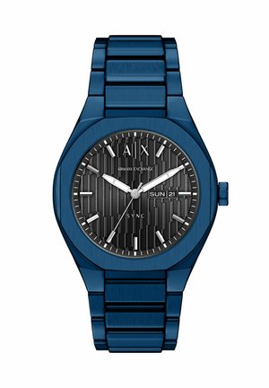 Blåt Armani Exchange armbåndsur med sort tekstureret urskive, sølv time-markører, datovisning og tre visere, der viser 10:10:36.