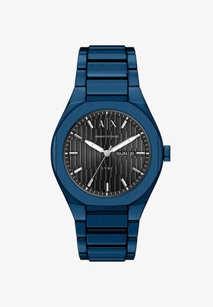 Blåt Armani Exchange armbåndsur med sort tekstureret urskive, sølv time-markører, datovisning og tre visere, der viser 10:10:36.