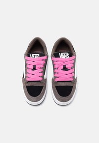 Ζευγάρι μαύρων, γκρι και λευκών παπουτσιών Vans με φωτεινά ροζ κορδόνια, φωτογραφημένα από πάνω σε απλό λευκό φόντο.