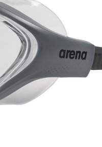 Grå svømmegoggles med klare linser, der har en tekstureret silikoneramme og en justerbar rem. "arena" logo trykt i sort.