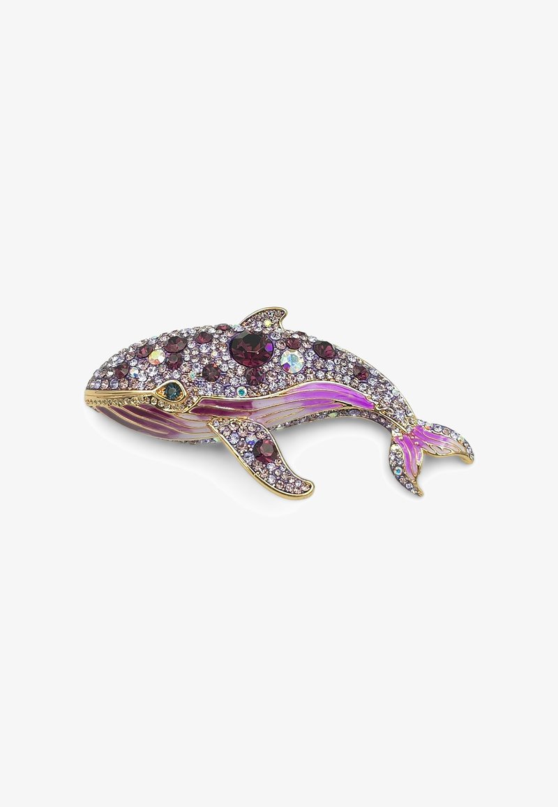 Broche en forme de baleine avec des cristaux violets et roses, un contour doré et des détails en gemmes multicolores sur les nageoires et le corps.