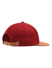 Casquette de baseball rouge en feutre avec une visière en daim beige. Elle dispose d'une sangle en cuir ajustable et de pièces métalliques à l'arrière pour un ajustement sécurisé.