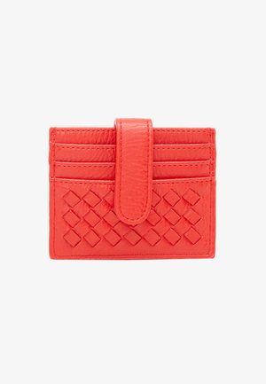 Rood leren kaarthouder met een geweven textuur, zes kaarthouders en een flapsluiting voor veilige opslag. Compact rechthoekig ontwerp.
