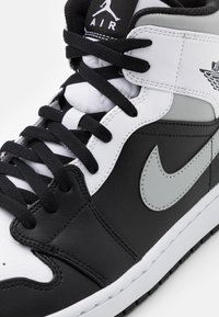 Jordan AIR JORDAN 1 MID - Sapatilhas de cano alto - black/light solar flare heather/white