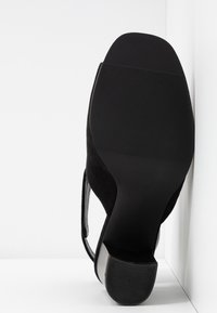 Madden Girl Kotníkové sandály  - black