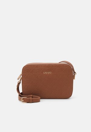 Brun rektangulær crossbodytaske med præget mønster, guldlogo "Liu Jo" og justerbar rem med guldbæltespænde på hvid baggrund.