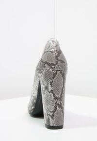 Even&Odd Lodičky na vysokém podpatku - white