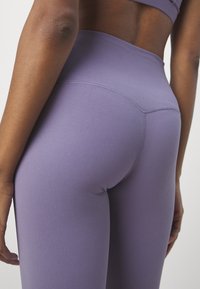 Nike Performance ZENVY - Leggingek - purple