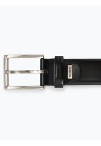 Schwarzer Ledergurt mit einer rechteckigen silbernen Metallschnalle, genietetem Riemen und einem kleinen geprägten Logo auf dem Leder in der Nähe der Schnalle.