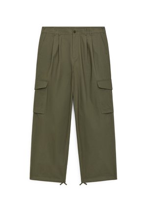 Olijfgroene wide-leg cargobroek met plooien, zijflapzakken, riemlussen, knoopsluiting en verstelbare koordjes aan de zoom.