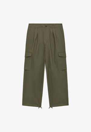 Olijfgroene wide-leg cargobroek met plooien, zijflapzakken, riemlussen, knoopsluiting en verstelbare koordjes aan de zoom.