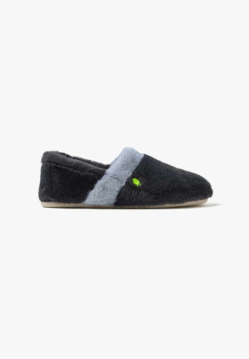 Chausson flou noir et gris avec une texture douce, un bout arrondi et des détails en vert ; conçu pour le confort et la chaleur.