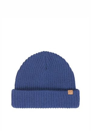 Bonnet en tricot bleu avec un revers replié et une petite étiquette rectangulaire marron sur le côté droit du revers, sur fond blanc.