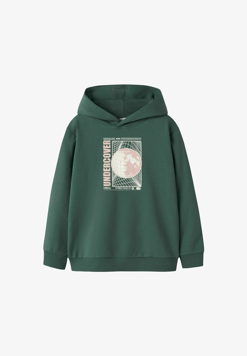 Sudadera verde con capucha, que presenta un gráfico frontal de un globo y la palabra "UNDERCOVER" en rosa. Textura suave y corte relajado.