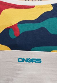 Majica s kratkimi rokavi z barvnim kamuflažnim vzorcem v rumeni, rdeči, modri in zeleni barvi, z belim spodnjim panelom in logotipom "DNGRS".
