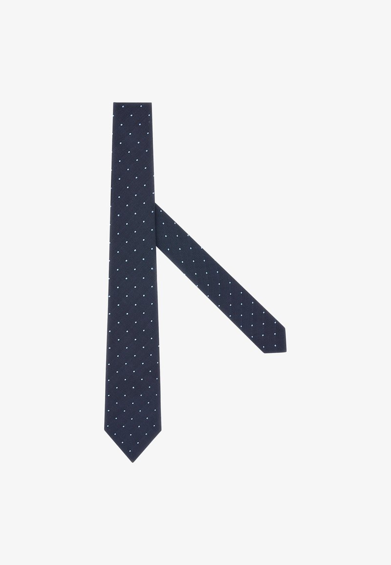 Námořnická modrá kravata s bílými puntíky, vyrobená z texturované látky. Má štíhlý design s špičatou špičkou a dlouhou částí visící vzadu.