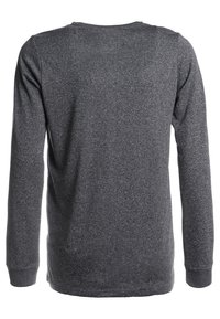 Lange mouwen grijze shirt gemaakt van een zachte, gestructureerde stof; ronde halslijn; getailleerde mouwen; eenvoudig ontwerp zonder zichtbare accenten of patronen.