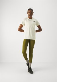 The North Face BOX RELAXED TEE - Majica kratkih rukava s printom - white dune