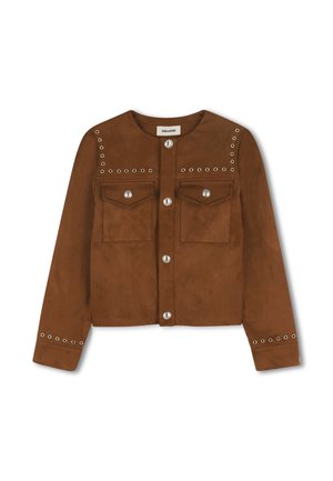 Veste en daim marron avec des clous en argent, deux poches avant et une fermeture à boutons. Le design comprend un accent de œillets le long des épaules.