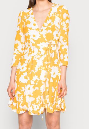 Gelbes Blumenkleid mit V-Ausschnitt, Dreiviertelärmeln, Rüschensaum und einem Kordelzug in der Taille. Hergestellt aus leichtem Stoff mit satinierter Oberfläche.
