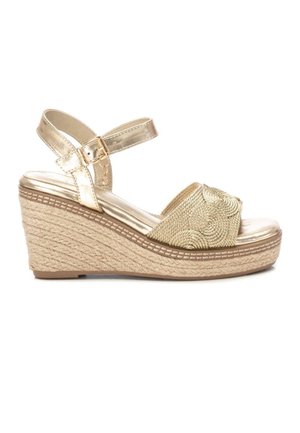XTI Scarpe Slingback Donna Color Oro – Tacco Con Fibbia, Tessuto Metallizzato, Suola Antiscivolo, Vegan