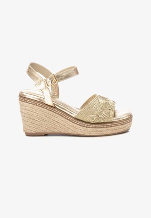 XTI Scarpe Slingback Donna Color Oro – Tacco Con Fibbia, Tessuto Metallizzato, Suola Antiscivolo, Vegan