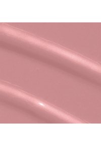 Zachte romige mauve-roze lippenstiftstreep met glanzende, licht reflecterende textuur en zachte ribbels op een vlakke ondergrond.