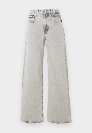 Vaqueros de pierna ancha en denim gris claro, con un lavado desgastado, bolsillos delanteros y cierre de botón. El diseño es relajado y cómodo.