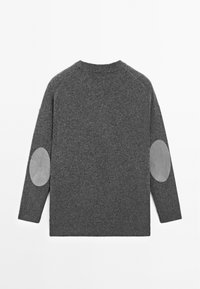 Dunkelgrauer Pullover mit langen Ärmeln und rundem Ausschnitt, mit Wildleder-Patches an den Ellenbogen beider Ärmel, von hinten auf weißem Hintergrund gezeigt.