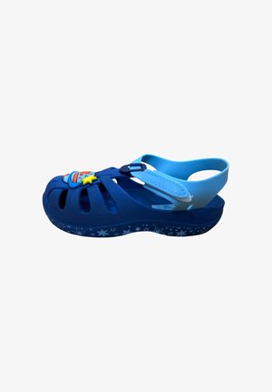 Sandalo blu per bambini con decorazioni a forma di stella, cinturino regolabile e decorazione a forma di pesce dei cartoni animati sulla punta chiusa.
