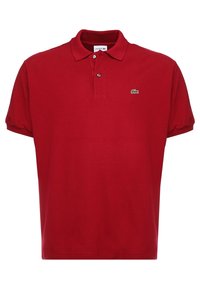 Chemise polo rouge en coton à manches courtes, avec un col et une patte de boutonnage à trois boutons. Présente un logo brodé vert sur la poitrine.