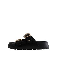 Zwarte sandalen met twee verstelbare gespbanden, een dikke gevormde zool en een soepele leerachtige afwerking met een gestructureerde detaillering.