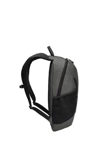 Grau Rucksack mit einer eleganten, aerodynamischen Form. Verfügt über eine vordere Reißverschlusstasche, eine Netzseitentasche und gepolsterte, verstellbare Träger.