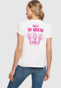 Biely bavlnený tričko s ružovou grafikou zmrzlinových kociek na chrbte, s textom "CONO DI GELATO" a "LA FELICITÀ È UN CONO DI GELATO."