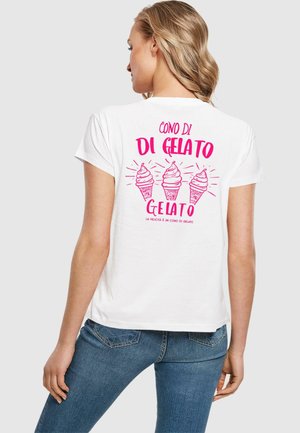 T-shirt en coton blanc avec un graphique rose de cornets de glace au dos, comportant le texte "CONO DI GELATO" et "LA FELICITÀ È UN CONO DI GELATO."