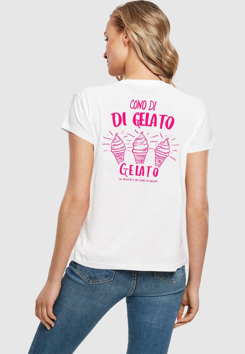 Valge puuvillane T-särk, mille seljal on roosa grafika jäätisekoonustest, millel on tekst "CONO DI GELATO" ja "LA FELICITÀ È UN CONO DI GELATO."