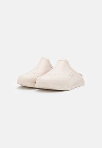 BOSS TITANIUM UNISEX - Mulas - open white