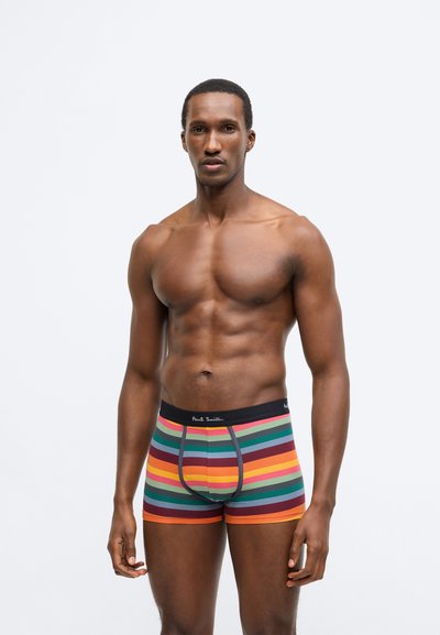 Bunte gestreifte Boxershorts in Rot, Grün, Orange und Blau. Hergestellt aus weichem Stoff mit einem schwarzen Bund, der das Markenlogo zeigt.