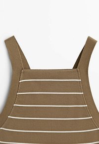 Débardeur en tissu côtelé marron avec fines rayures horizontales blanches et larges bretelles sur fond blanc.