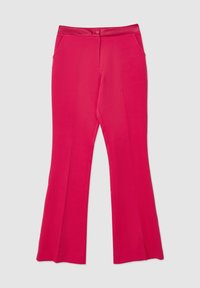 Pantalons évasés roses avec une texture lisse. Comprend une fermeture éclair et un bouton, deux poches avant et une taille ajustée.